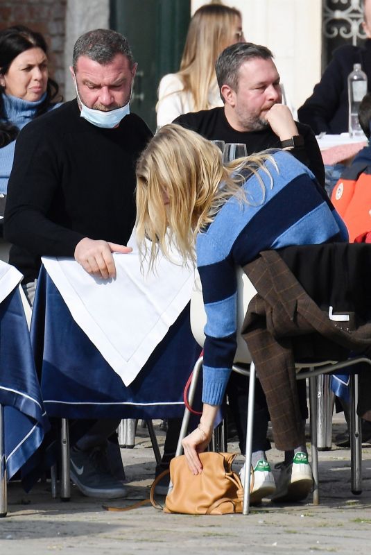 TAYLOR NEISEN and Liev Schreiber Out for lunch in Venice 02/21/2021
