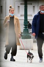 TAYLOR NEISEN and Liev Schreiber Out with Their Dog in Venice 02/09/2021