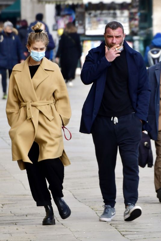 TAYLOR NEISEN and Liev Schreiber Out with Their Dog in Venice 02/09/2021