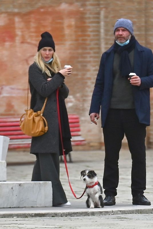 TAYLOR NEISEN and Liev Schreiber Out with Their Dog in Venice 02/12/2021
