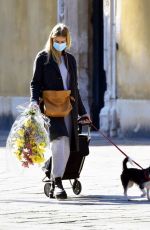 TAYLOR NEISEN Buying Flowers in Venice 02/09/2021