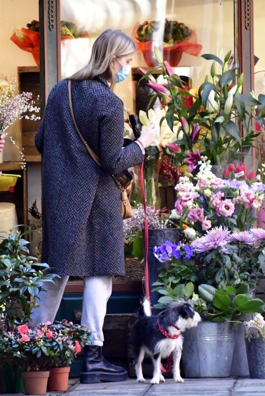 TAYLOR NEISEN Buying Flowers in Venice 02/09/2021