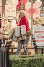TORI SPELLING Shopping for Valentine