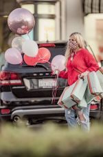 TORI SPELLING Shopping for Valentine