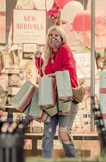 TORI SPELLING Shopping for Valentine