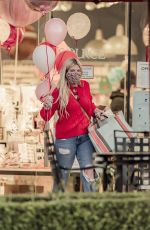 TORI SPELLING Shopping for Valentine