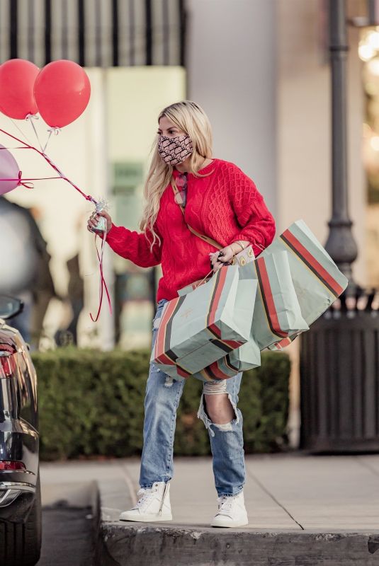 TORI SPELLING Shopping for Valentine
