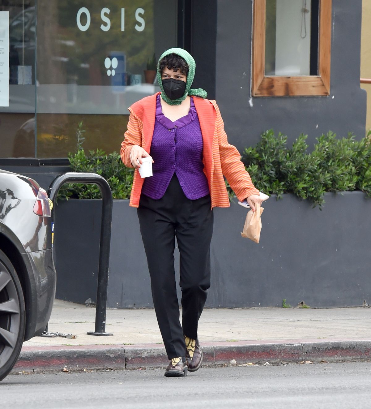 alia-shawkat-out-for-coffee-in-los-angeles-03-25-2021-1.jpg