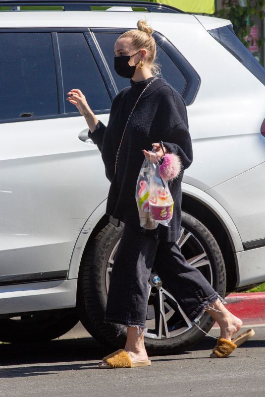 ASHLEE SIMPSON at Menchie;s in Los Angeles 03/16/2021