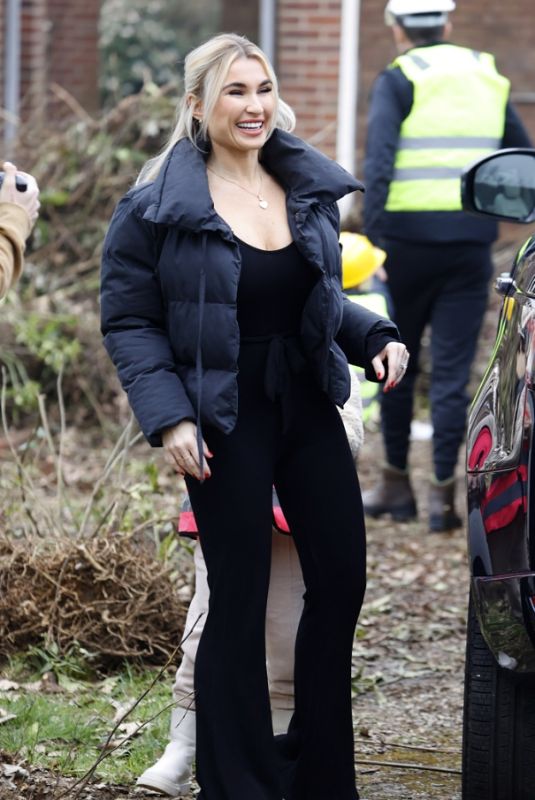 BILLIE FAIERS Filming at Her New Home 03/02/2021
