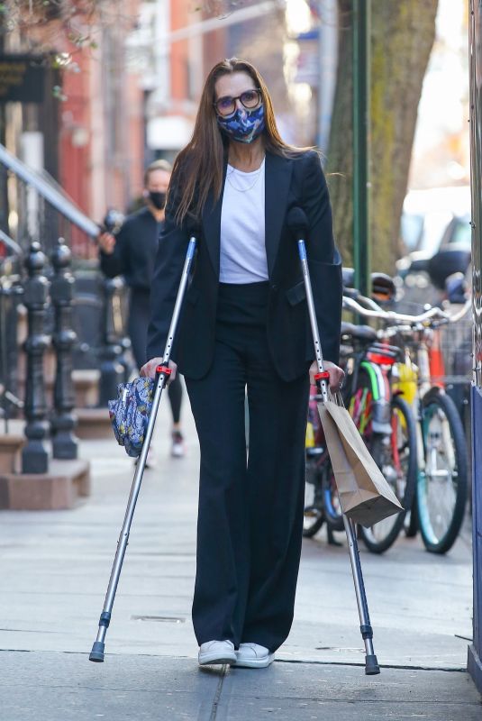 BROOKE SHIELDS Out for Lunch at Cafe Cluny in New York 03/09/2021