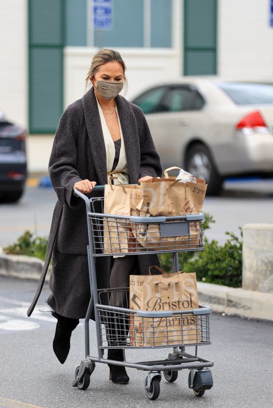 CHRISSY TEIGEN Shopping at Bristol Farms in Los Angeles 03/15/2021
