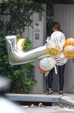 ELSA PATAKY Receives a Bundle of Helium Balloons in Sydney 03/17/2021