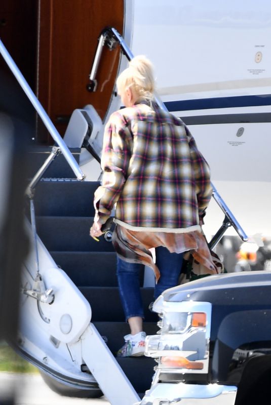 GWEN STEFANI Boarding at Private Jet in Los Angeles 03/27/2021