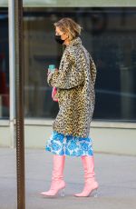 HEIDI GARDNER Leaves CBS Studios in New Y 03/02/2021