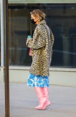 HEIDI GARDNER Leaves CBS Studios in New Y 03/02/2021