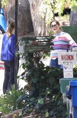 JENNIFER GARNER Chats with a Neighbor Outside Her Home in Los Angeles 03/16/2021