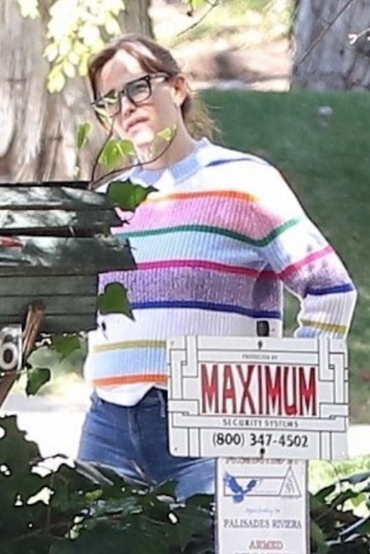 JENNIFER GARNER Chats with a Neighbor Outside Her Home in Los Angeles 03/16/2021