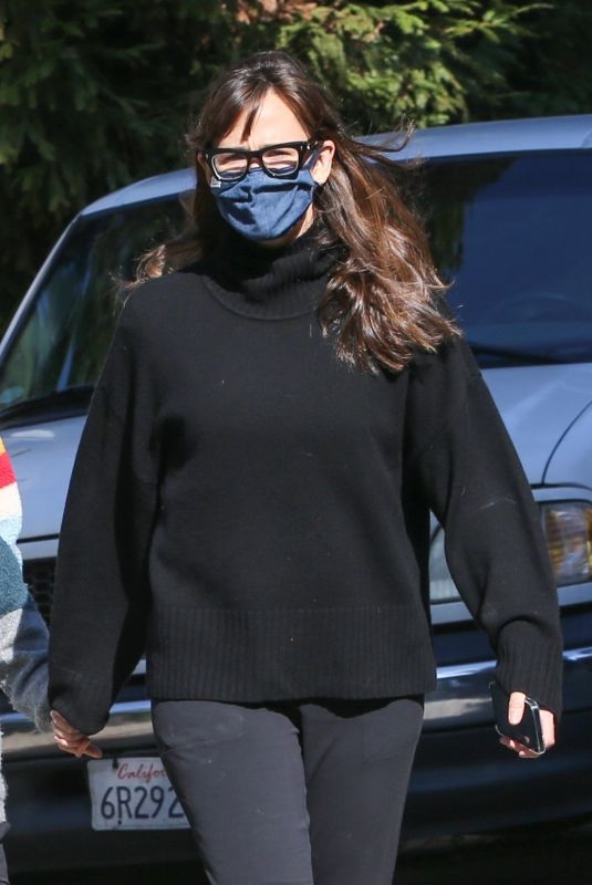 JENNIFER GARNER Checks Her New House Construction in Brentwood 03/13/2021