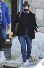 JENNIFER GARNER Checks in on the Construction of Her New Home in Brentwood 03/18/2021
