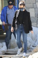 JENNIFER GARNER Checks in on the Construction of Her New Home in Brentwood 03/18/2021