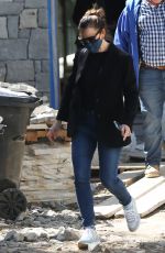JENNIFER GARNER Checks in on the Construction of Her New Home in Brentwood 03/18/2021