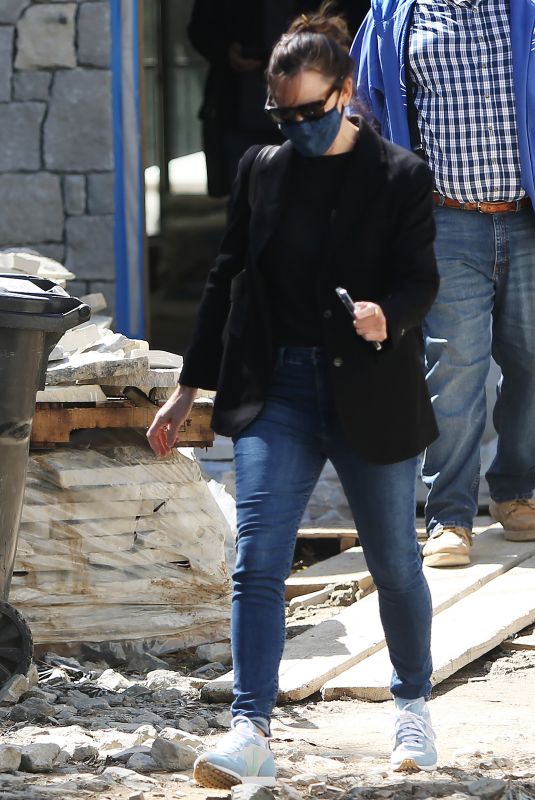 JENNIFER GARNER Checks in on the Construction of Her New Home in Brentwood 03/18/2021