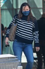 JENNIFER GARNER Checks up on Vonstruction of Her New Home in Brentwood 03/04/2021