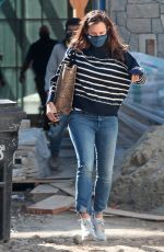 JENNIFER GARNER Checks up on Vonstruction of Her New Home in Brentwood 03/04/2021