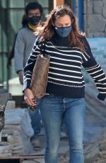 JENNIFER GARNER Checks up on Vonstruction of Her New Home in Brentwood 03/04/2021
