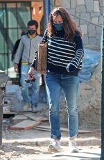 JENNIFER GARNER Checks up on Vonstruction of Her New Home in Brentwood 03/04/2021