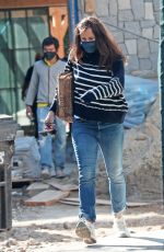 JENNIFER GARNER Checks up on Vonstruction of Her New Home in Brentwood 03/04/2021