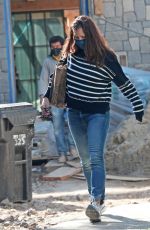 JENNIFER GARNER Checks up on Vonstruction of Her New Home in Brentwood 03/04/2021