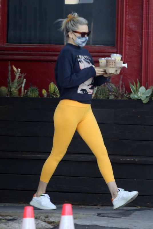 KATE HUDSON Out for Smoothies in Los Angeles 03/18/2021