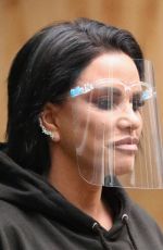 KATIE PRICE Leaves a Hair Salon in Leeds 03/10/2021