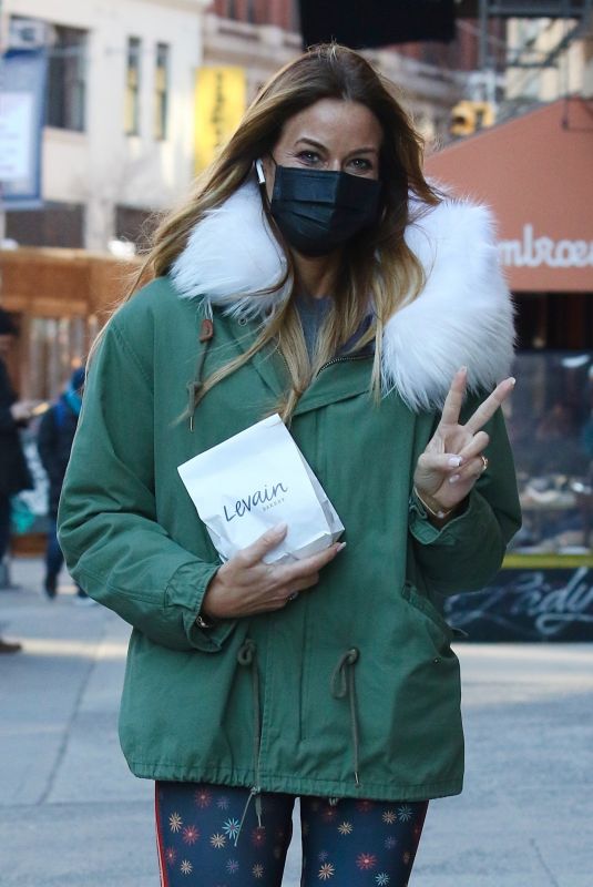 KELLY BENSIMON Leaves Levain Bakery in New York 03/06/2021