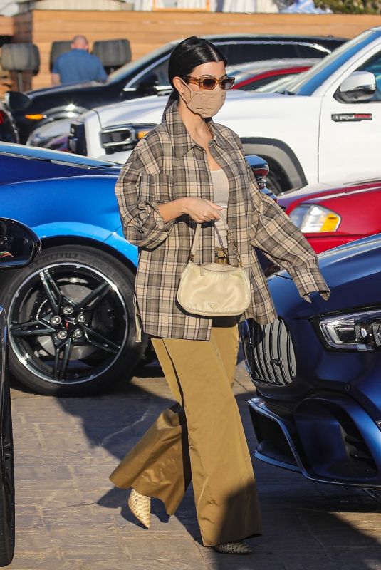 KOURTNEY KARDASHIAN Arrives at Nobu in Malibu 03/29/2021