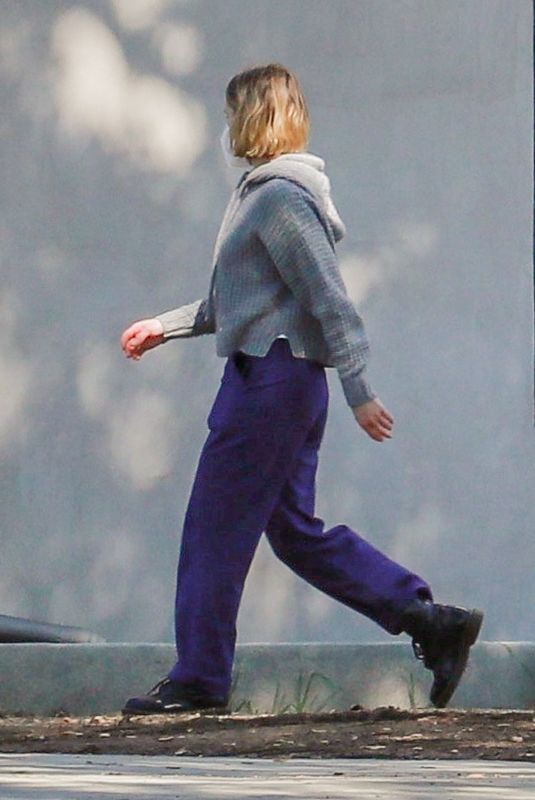 KRISTEN BELL Checks in on Her New House Construction in Los Feliz 03/13/2021