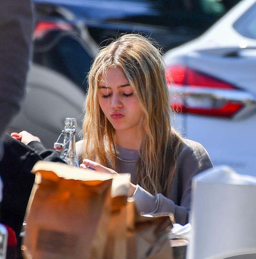 leni-klum-out-for-lunch-in-malibu-03-21-2021-0.jpg