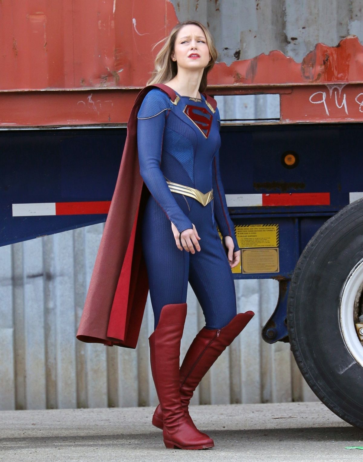 Introduzir 89+ imagem supergirl calça - br.thptnganamst.edu.vn