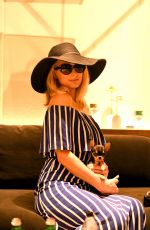 PARIS HILTON Shopping at Prive Porter in Miami 03/25/2021