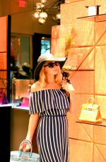 PARIS HILTON Shopping at Prive Porter in Miami 03/25/2021