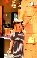 PARIS HILTON Shopping at Prive Porter in Miami 03/25/2021