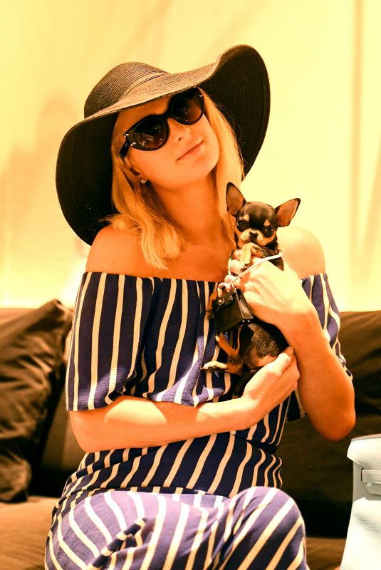 PARIS HILTON Shopping at Prive Porter in Miami 03/25/2021