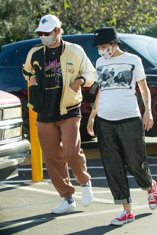 Pregnant HALSEY Shopping with Alev Aydin at Urban Outfitters in Studio City 03/04/2021