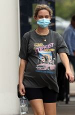 Pregnant TESS STRUBER at Cairns Airport 03/02/2021