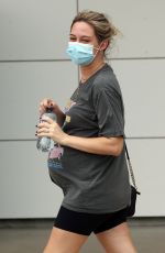 Pregnant TESS STRUBER at Cairns Airport 03/02/2021