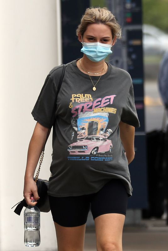 Pregnant TESS STRUBER at Cairns Airport 03/02/2021