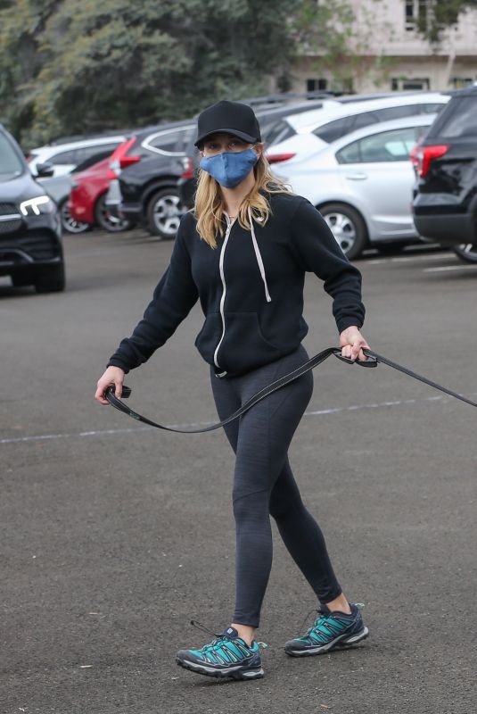 REESE WITHERSPOON Out Hiking in Santa Monica 03/14/2021