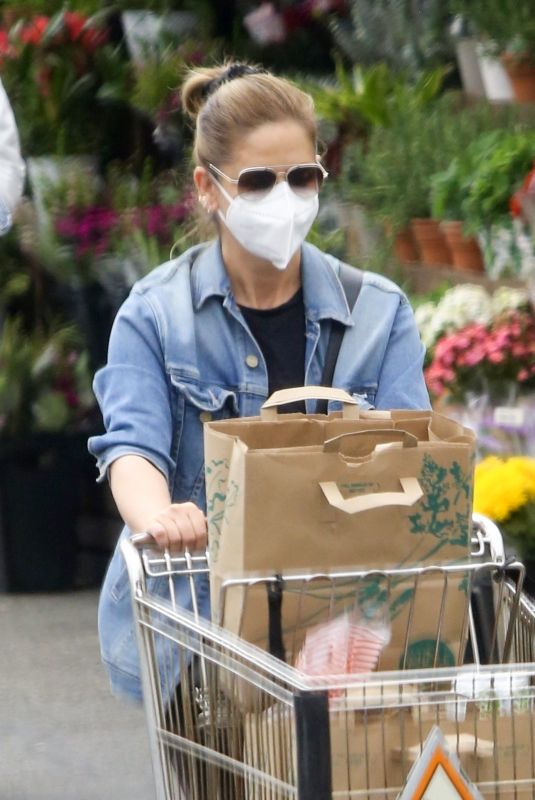 SARAH MICHELLE GELLAR Shopping at Whole Foods in Los Angeles 03/10/2021